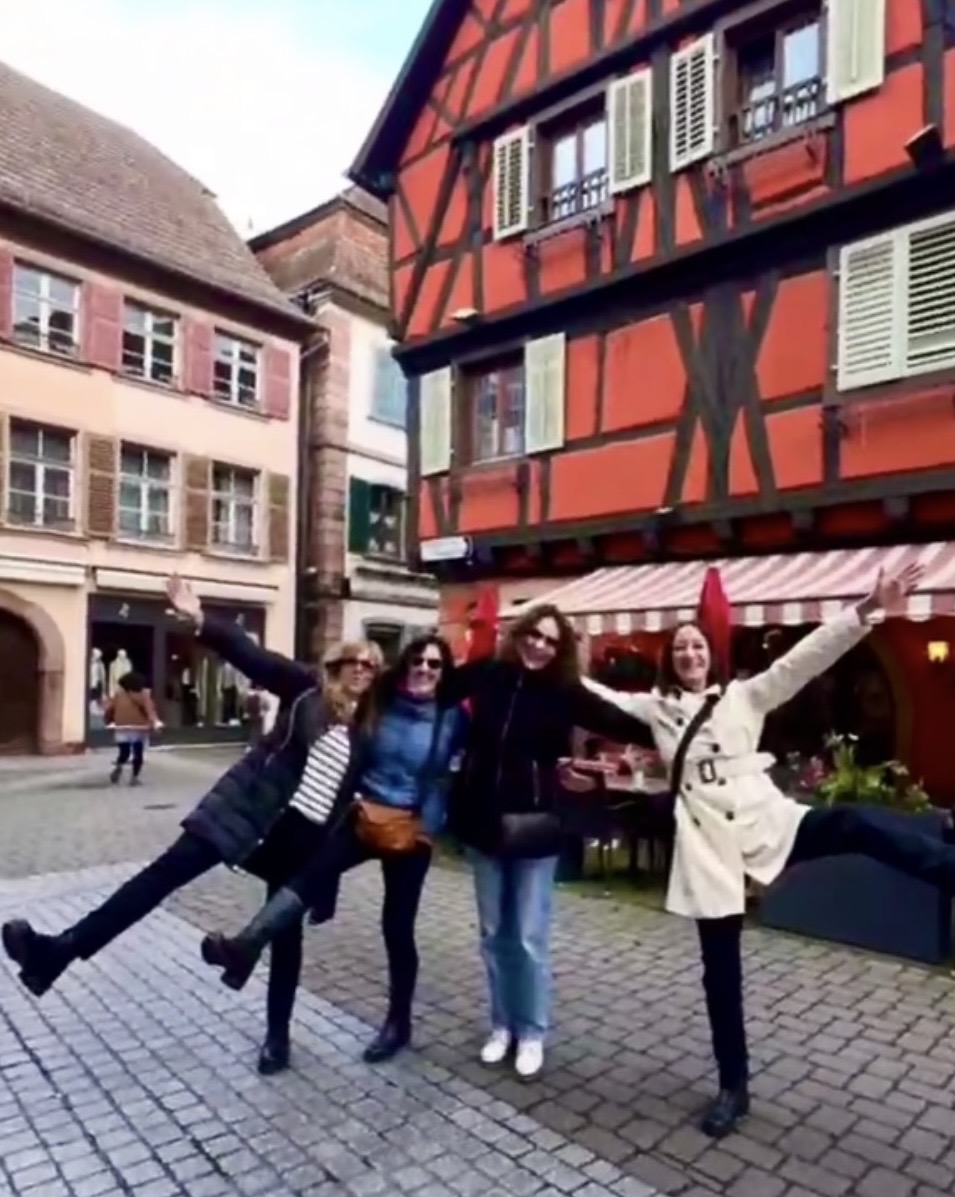 Grupo de viajeras disfrutando de Colmar