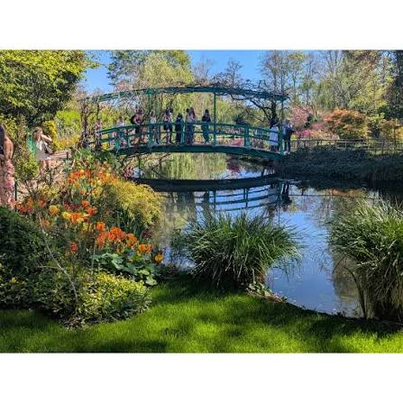 El puente japonés y los jardines de Claude Monet