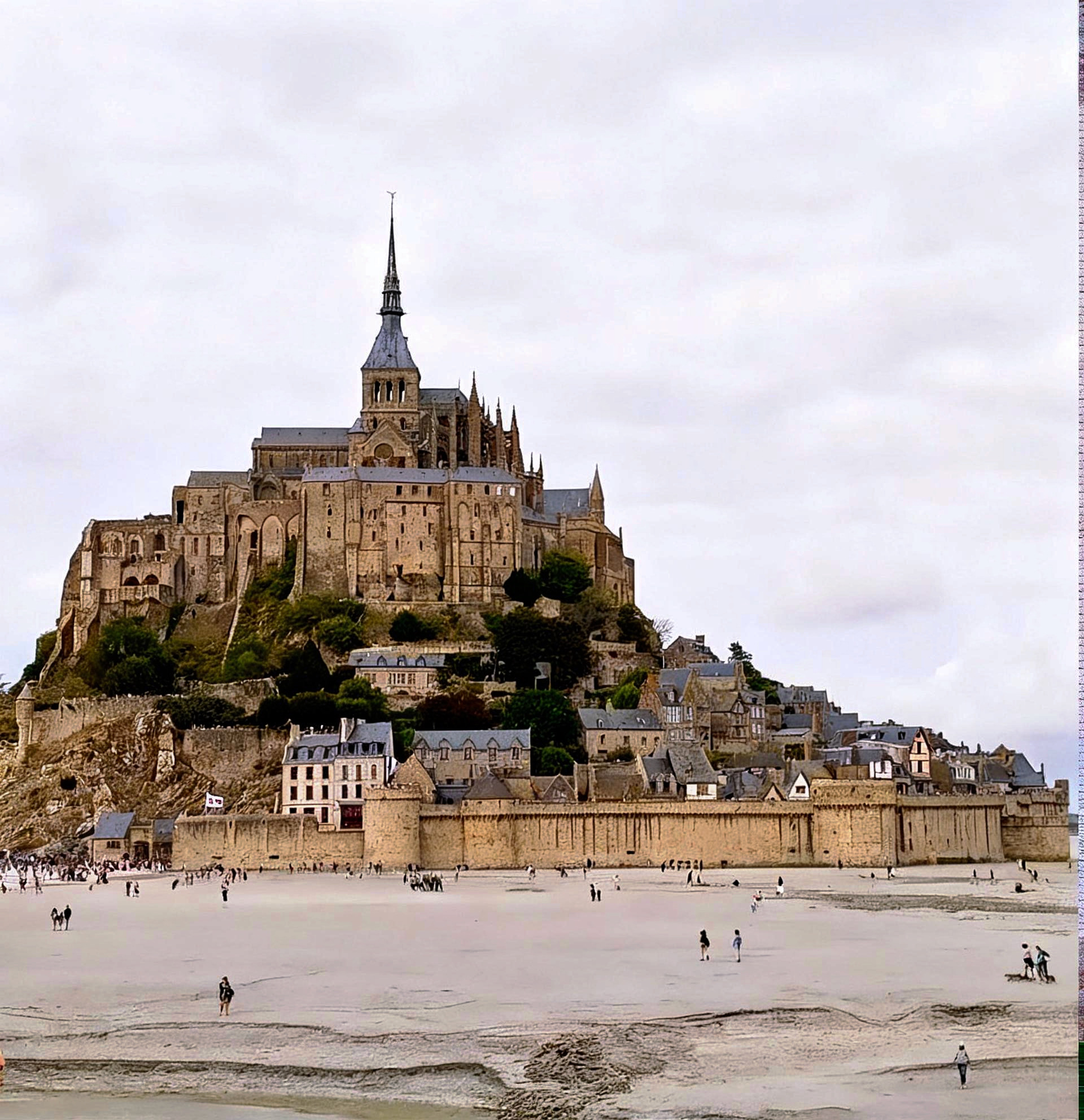 Mont Saint-Michel elevándose sobre la bahía
