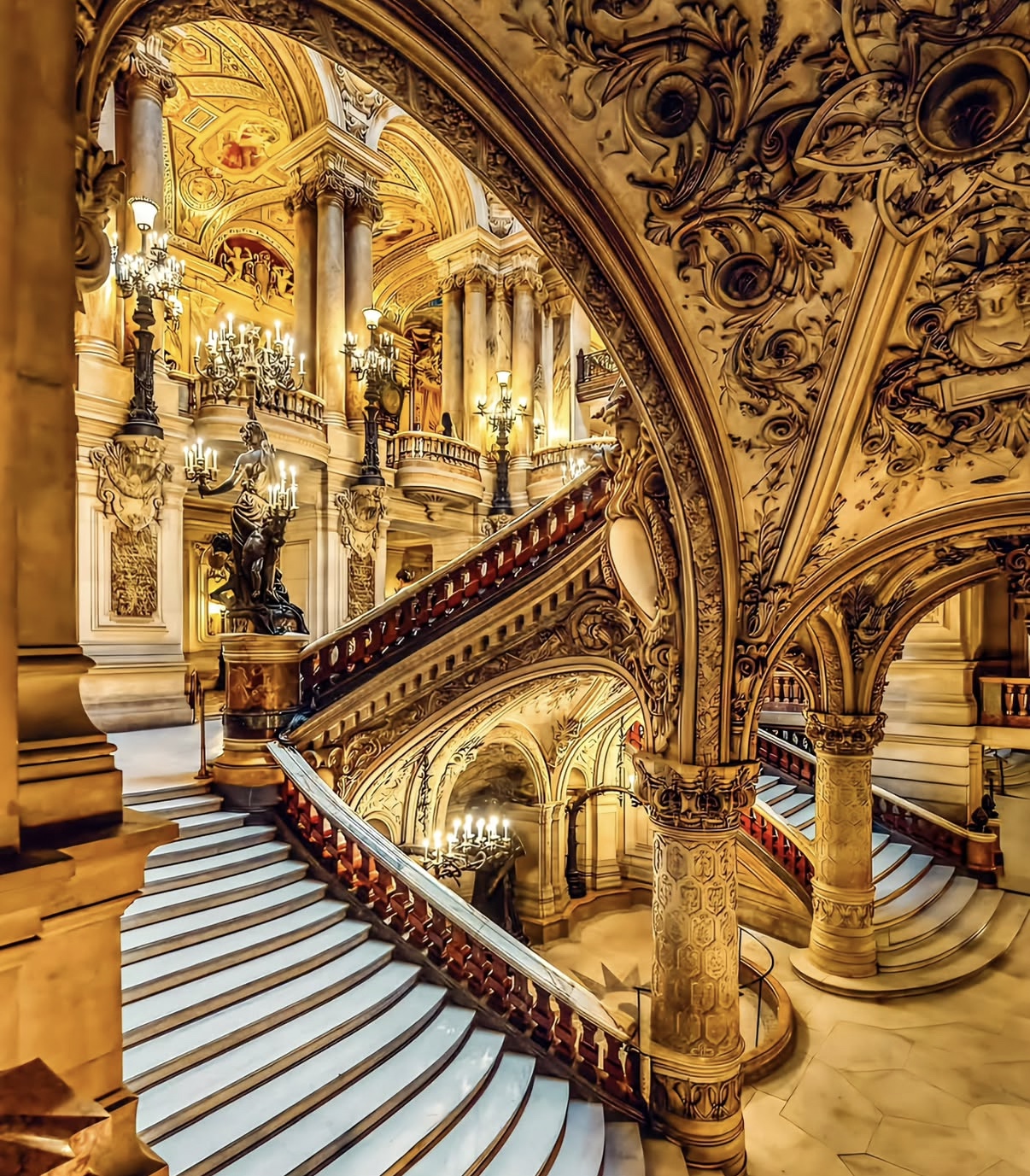 La espectacular gran escalinata de la Ópera Garnier