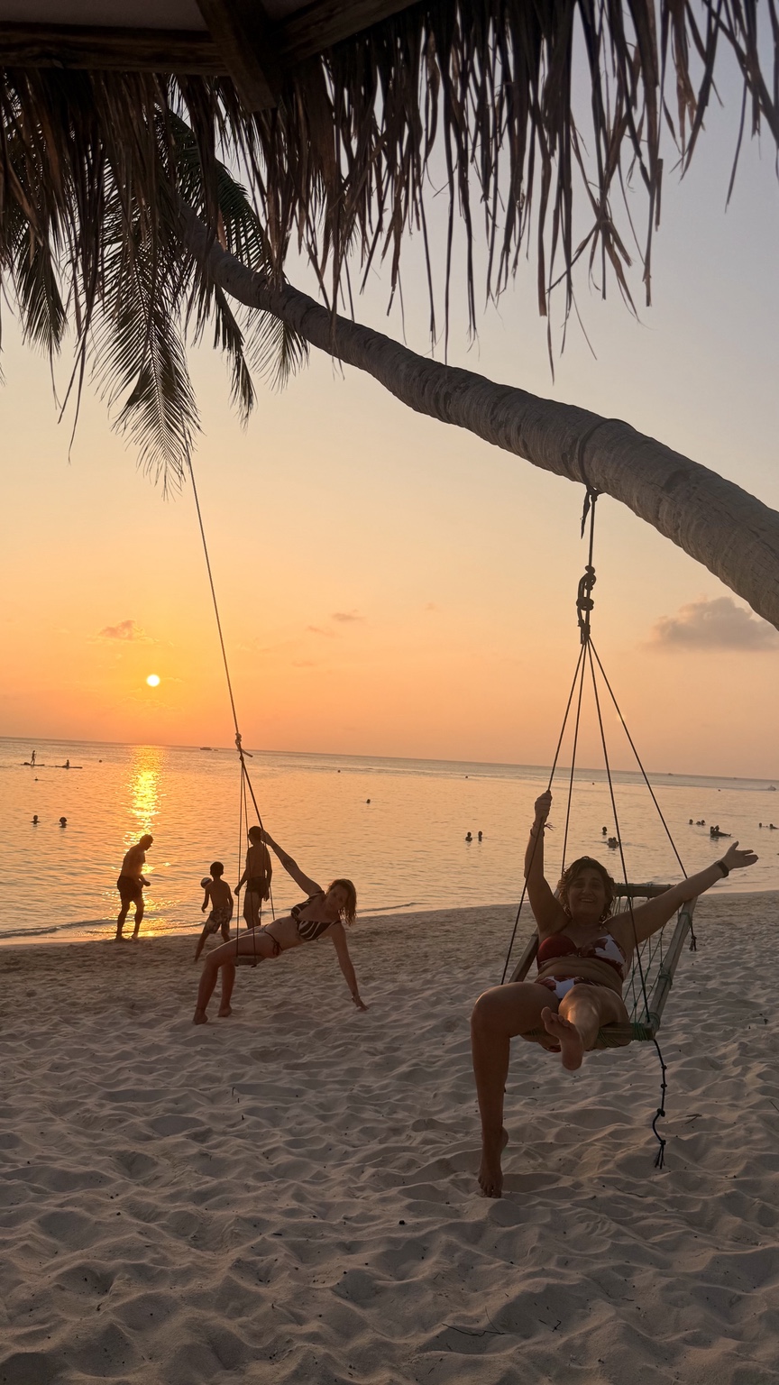 Atardecer en la playa de Thoddoo junto a los columpios