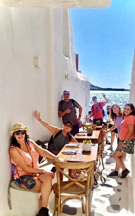 Grupo de Círculo Viajero disfrutando juntos junto al mar