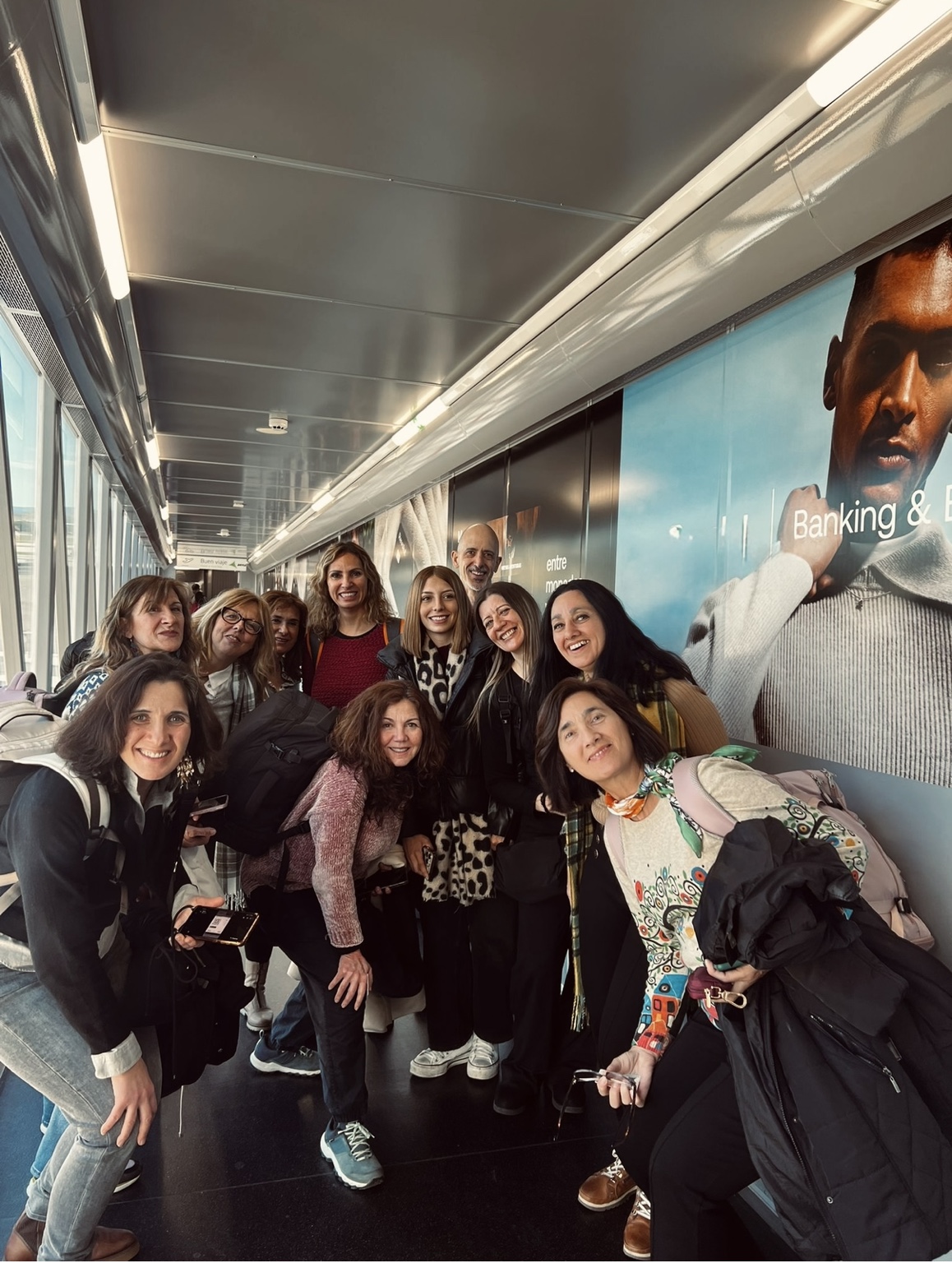 Viajeros de Círculo Viajero compartiendo juntos el comienzo de un viaje