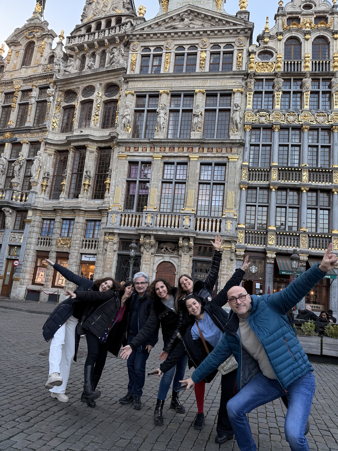 Viajeros de Círculo Viajero divirtiéndose en Bruselas