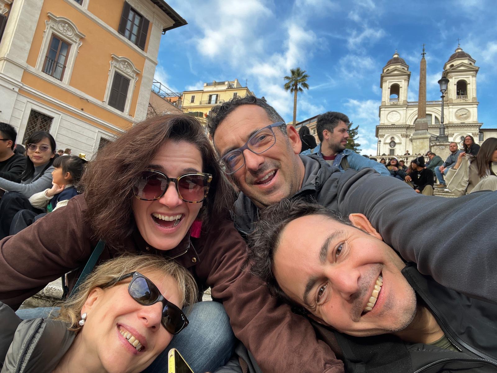 Amigos riendo durante un viaje a Roma